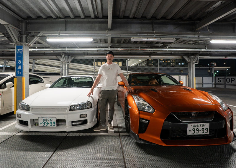 Akebono client between a white Skyline R34 and an orange GT-R